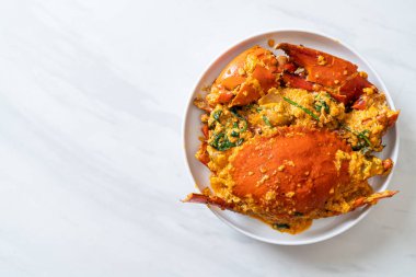 Köri tozuyla kızartılmış yengeç - Deniz ürünleri tarzı