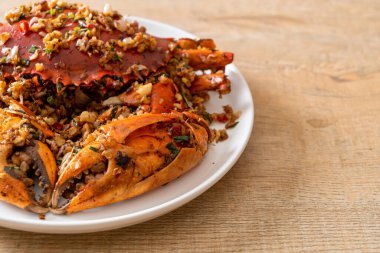Baharatlı Tuz ve Biberli Kızarmış Yengeç - Deniz ürünleri tarzı