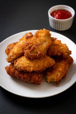 Ketçaplı kızarmış tavuk kanadı - sağlıksız yemek.