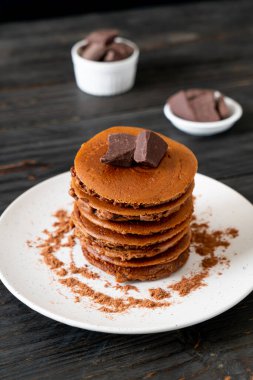 Çikolatalı krep yığını.