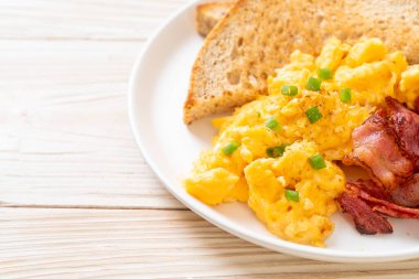 Çırpılmış yumurta, kızarmış ekmek ve kahvaltıda pastırma.
