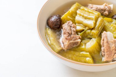 Acı kabak ve domuz pirzolası çorbası. Asya usulü.