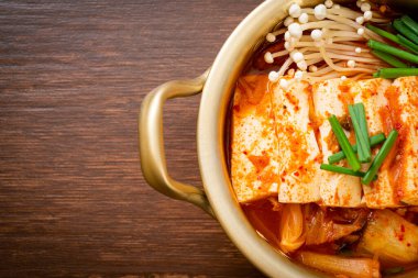 Tofu ve yumurtalı Kimchi Çorbası veya Kore Kimchi Güveci - Kore Yemekleri Geleneksel Tarzı
