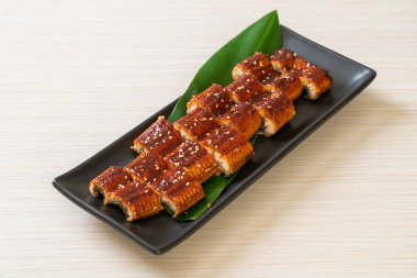 Dilimlenmiş yılan balığı ya da soslu ızgara unagi (Kabayaki) - Japon yemeği tarzı.