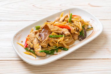 Zencefilli kızarmış tavuk. Asya usulü.