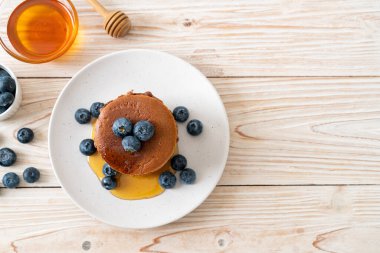 Yaban mersinli ve ballı krep yığını.