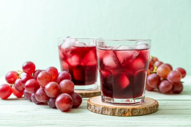 Ahşap zemin üzerinde taze üzüm suyu