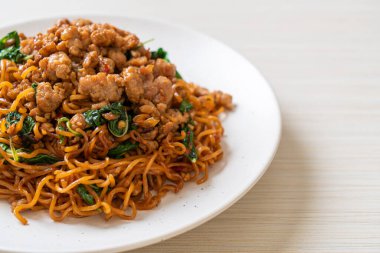 Tayland fesleğeni ve kıymalı kızarmış erişte Asya usulü.