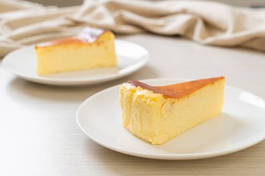 Beyaz tabakta ev yapımı cheesecake.