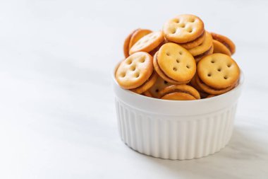 Hindistan cevizli bisküvi ve ananas reçeli.