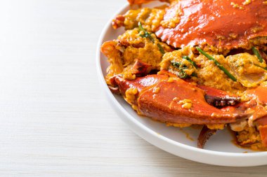 Köri tozuyla kızartılmış yengeç - Deniz ürünleri tarzı