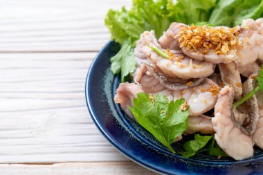 Soslu ve sebzeli haşlanmış balık sosu.