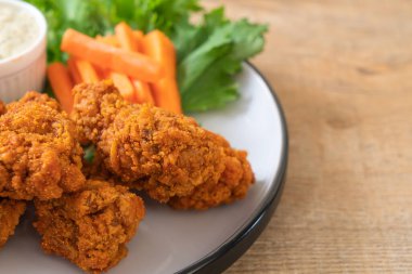 Sebzeli kızarmış tavuk kanadı.