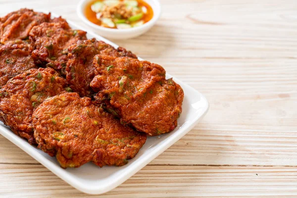 Kızarmış balık köftesi ya da kızarmış balık keki. Asya usulü.