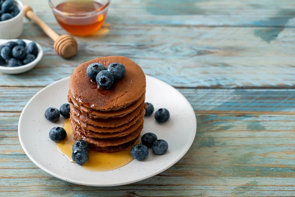 Yaban mersinli ve ballı krep yığını.