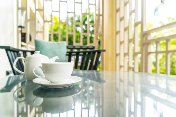 Masada çaydanlık olan beyaz çay fincanı