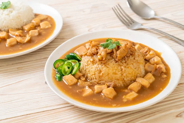 Kahverengi soslu tavuk mu yoksa pirinç soslu sos mu? Asya tarzı.