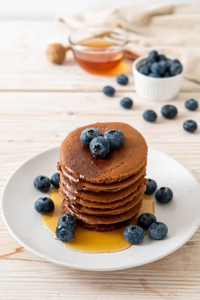Yaban mersinli ve ballı krep yığını.