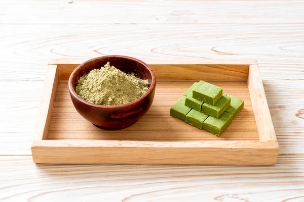 Taze ve yumuşak kibrit, yeşil çay tozlu yeşil çikolata.