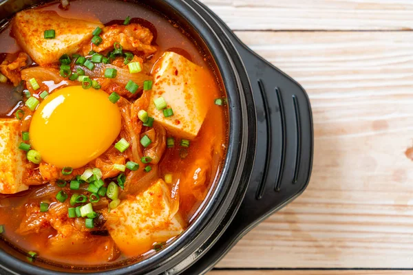 Tofu ve yumurtalı Kimchi Çorbası veya Kore Kimchi Güveci - Kore Yemekleri Geleneksel Tarzı