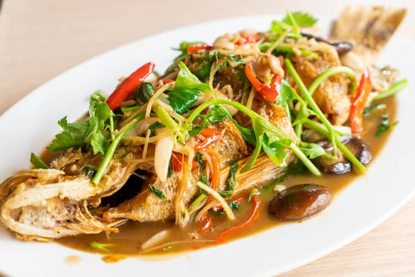 Asya usulü tatlı soslu kızarmış levrek balığı.