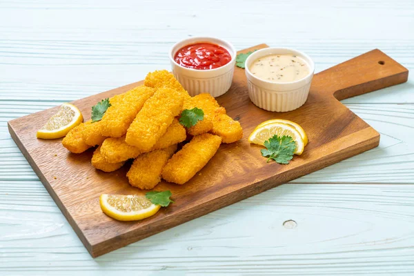 Kızarmış balık çubuğu ya da soslu patates kızartması.