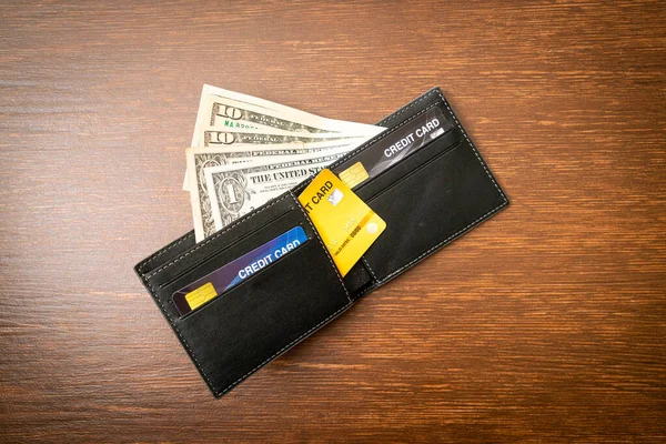 お金とクレジットカードで財布 経済と金融の概念 — ストック写真