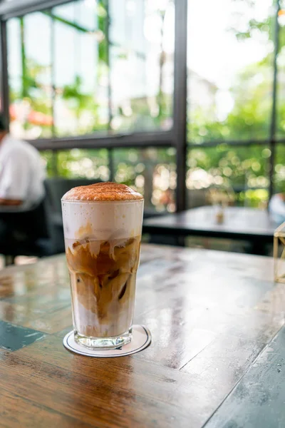 Kahve dükkanında buzlu cappuccino kahve.