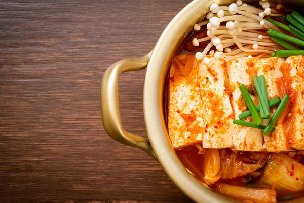 Tofu ve yumurtalı Kimchi Çorbası veya Kore Kimchi Güveci - Kore Yemekleri Geleneksel Tarzı