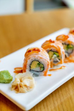 Japon usulü soslu somon dürümü suşi.