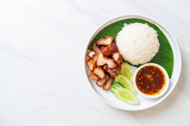 Asya usulü baharatlı pilavlı kızarmış domuz eti.