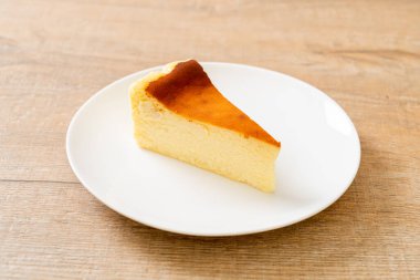 Beyaz tabakta ev yapımı cheesecake.