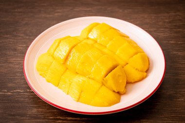 Tabakta dilimlenmiş taze ve altın mango