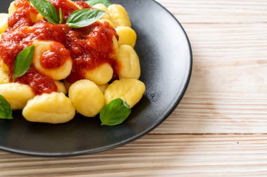 Peynirli domates soslu gnocchi - İtalyan yemeği tarzı.