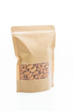 Beyaz arka planda izole edilmiş kaju fıstığı torbası.