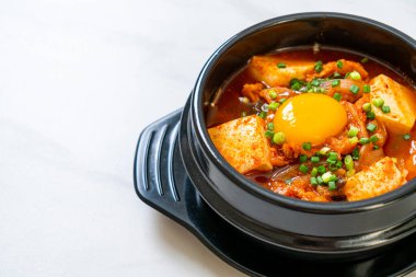 Yumuşak Tofulu Kimchi Çorbası veya Kore Kimchi Güveci - Kore Yemekleri Geleneksel Tarzı