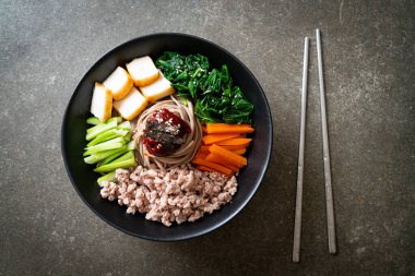 Kore baharatlı soğuk erişte - bibim makguksu ya da bibim guksu - Kore yemek tarzı