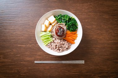 Kore baharatlı soğuk erişte - bibim makguksu ya da bibim guksu - Kore yemek tarzı