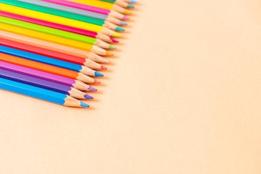 Kağıt arkaplanda kopyalama alanı olan renkli kalem