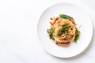 Tavuk ve fesleğenli kızarmış spagetti. Füzyon yemek stili.