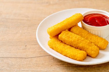 Kızarmış balık kroket ve ketçaplı ekmek kırıntıları.