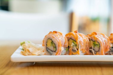 Japon usulü soslu somon dürümü suşi.