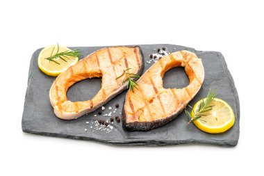 Beyaz arka planda izole ızgara somon biftek fileto