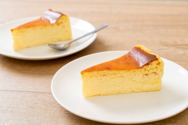 Beyaz tabakta ev yapımı cheesecake.