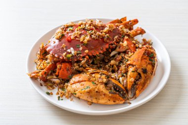 Baharatlı Tuz ve Biberli Kızarmış Yengeç - Deniz ürünleri tarzı