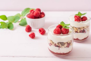 Tahıllı taze ahududu ve yoğurt.