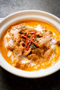 Tayland yemeği seti körili domuz eti Tayland yemeği tarzı.