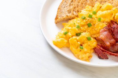 Çırpılmış yumurta, kızarmış ekmek ve kahvaltıda pastırma.