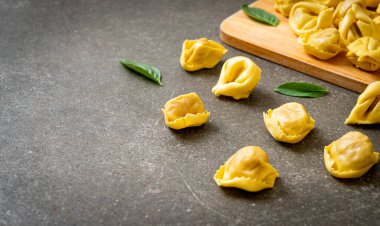 İtalyan geleneksel tortellini makarnası - İtalyan yemek tarzı