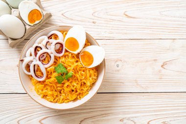 Mürekkep balığı ya da ahtapot kaseli tuzlu erişte.